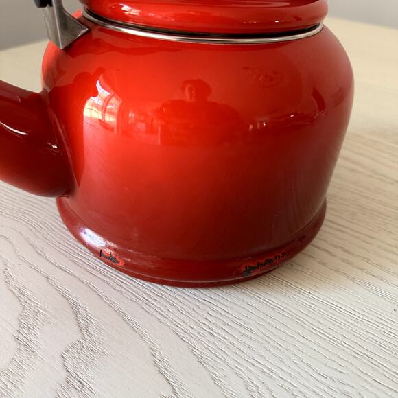 Le Creuset Whistling Tea Kettle 1.25 Quarts 1.1L Teapot Red Enamel - Picture 7 of 9